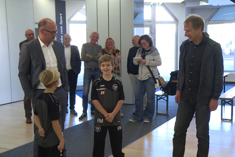Juergen-Klinsmann-bei-der-Herzenssache,1539604169655,herzenssache-klinsmann-100~_v-16×9-L_-0f1a8530f54ec5a7eef1a894c4e01e877e347485